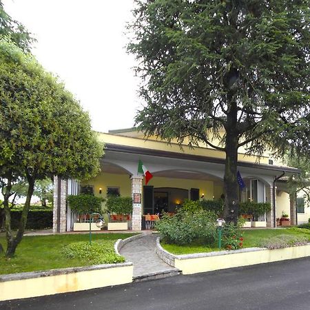 Albergo La Quiete เดเซนซาโนเดลการ์ดา ภายนอก รูปภาพ