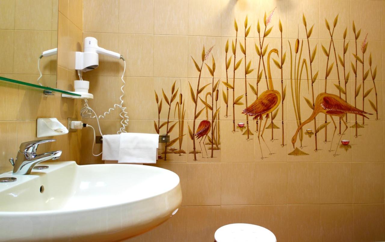 Albergo La Quiete เดเซนซาโนเดลการ์ดา ภายนอก รูปภาพ