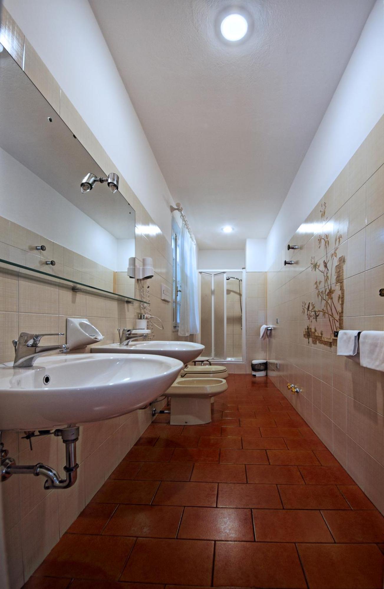 Albergo La Quiete เดเซนซาโนเดลการ์ดา ภายนอก รูปภาพ