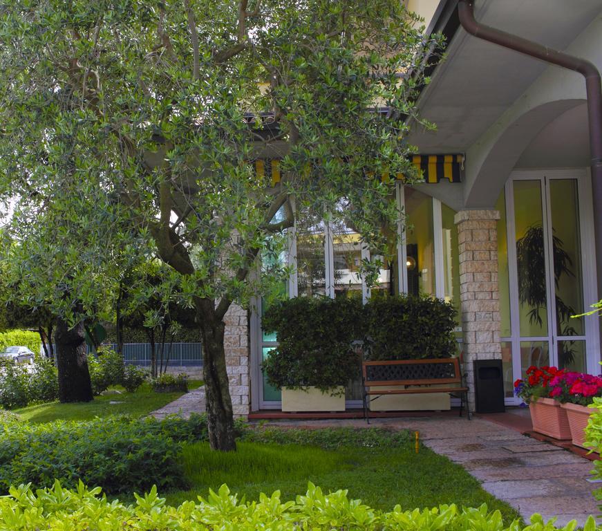 Albergo La Quiete เดเซนซาโนเดลการ์ดา ภายนอก รูปภาพ