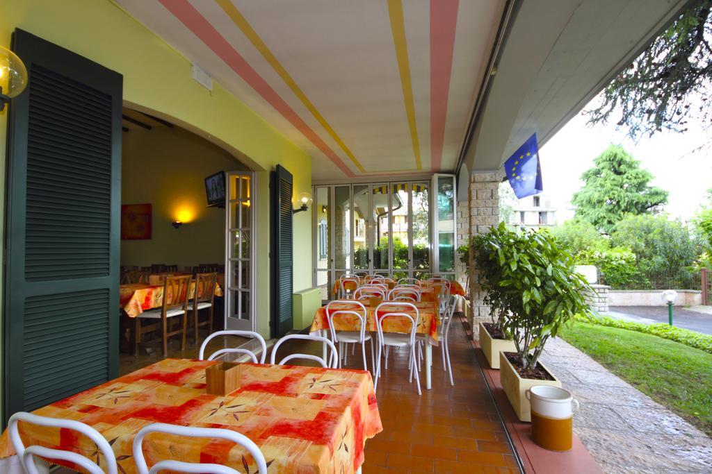 Albergo La Quiete เดเซนซาโนเดลการ์ดา ภายนอก รูปภาพ