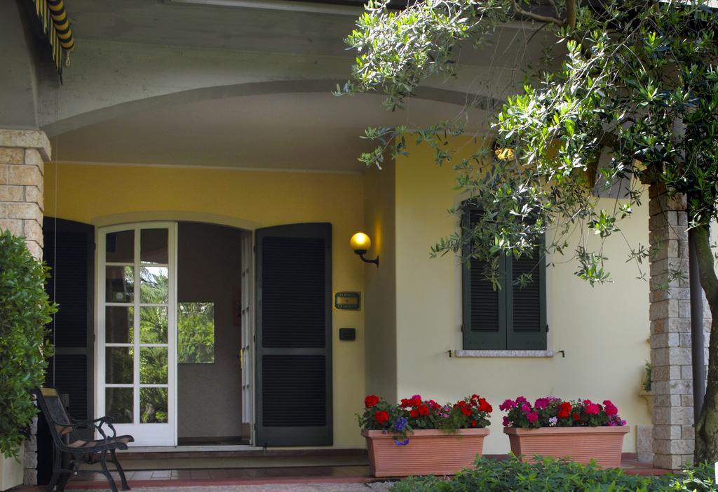 Albergo La Quiete เดเซนซาโนเดลการ์ดา ภายนอก รูปภาพ