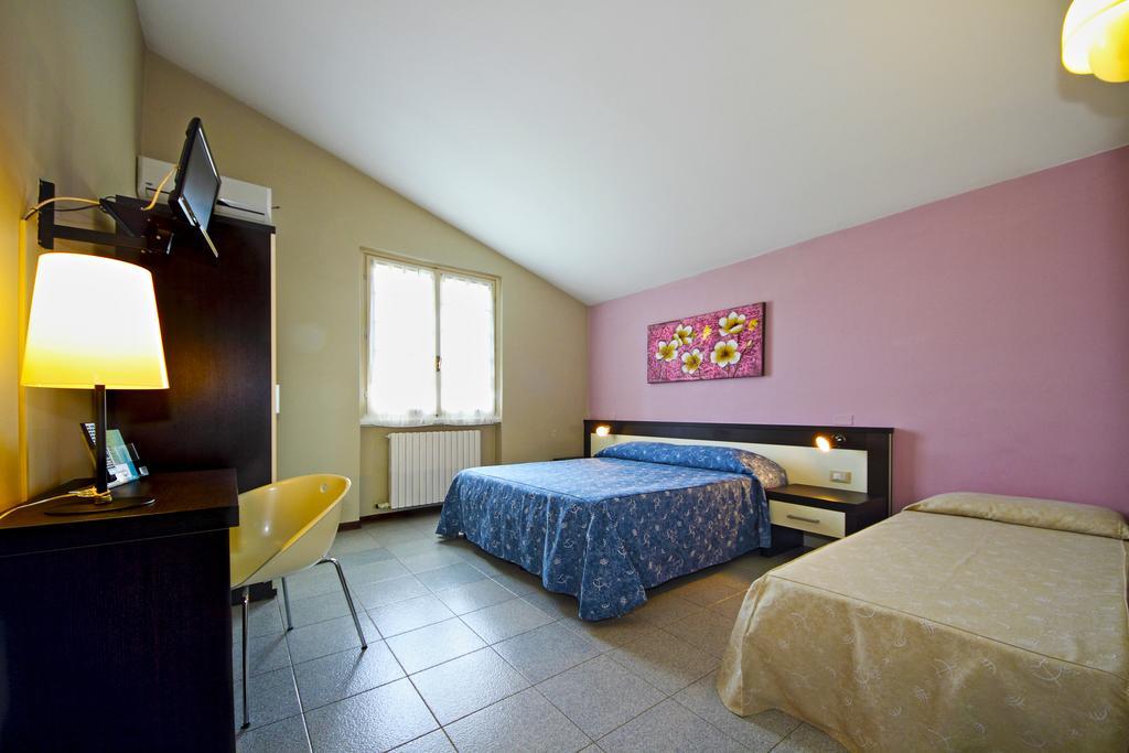Albergo La Quiete เดเซนซาโนเดลการ์ดา ภายนอก รูปภาพ