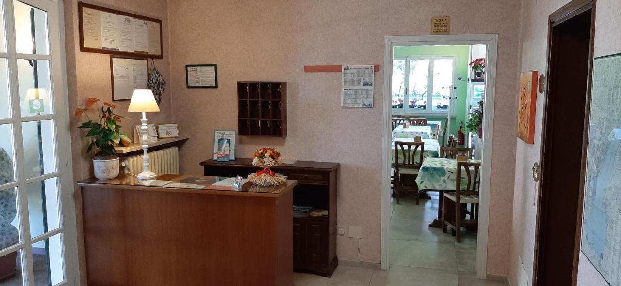 Albergo La Quiete เดเซนซาโนเดลการ์ดา ภายนอก รูปภาพ