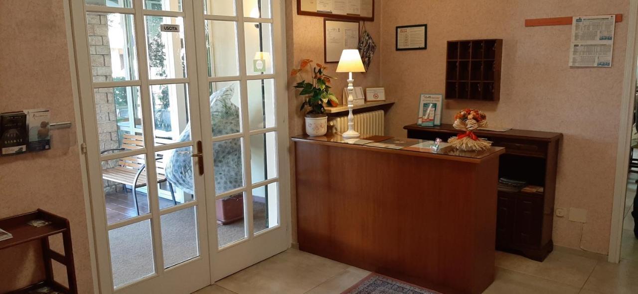 Albergo La Quiete เดเซนซาโนเดลการ์ดา ภายนอก รูปภาพ